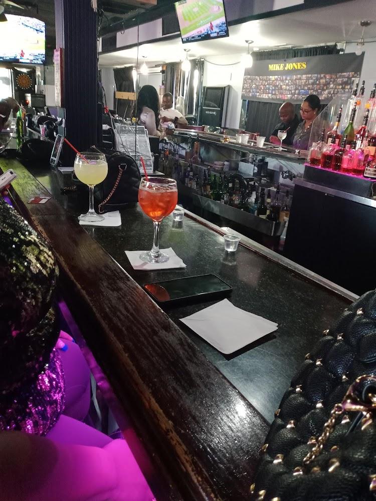 Lavue Bar & Grill Menu image 9